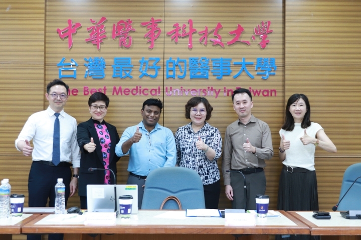 中華醫大校長李碧娥（右三）代表學校歡迎新加坡大學學者到訪，期盼推動雙邊研究計畫，為失智症與老化問題貢獻大學社會責任。
