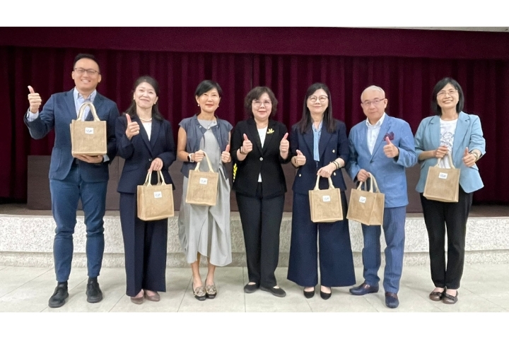 3.中華醫大USR計畫主持人李碧娥校長（中）以USR團隊協助東山和後壁區農特產研發的產品作為伴手禮致贈與會貴賓。