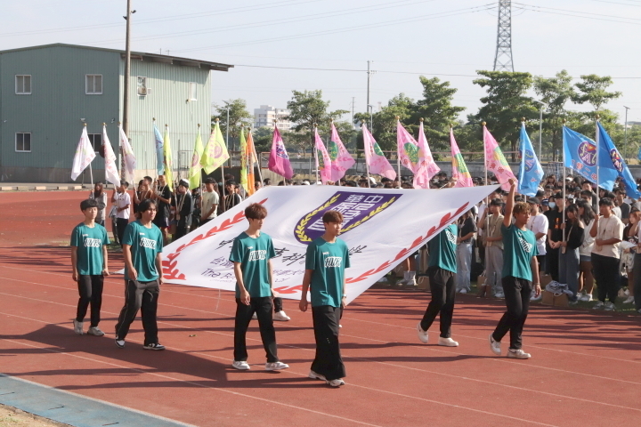 中華醫大57週年校慶運動會開幕,排球校隊選手護送校旗進場