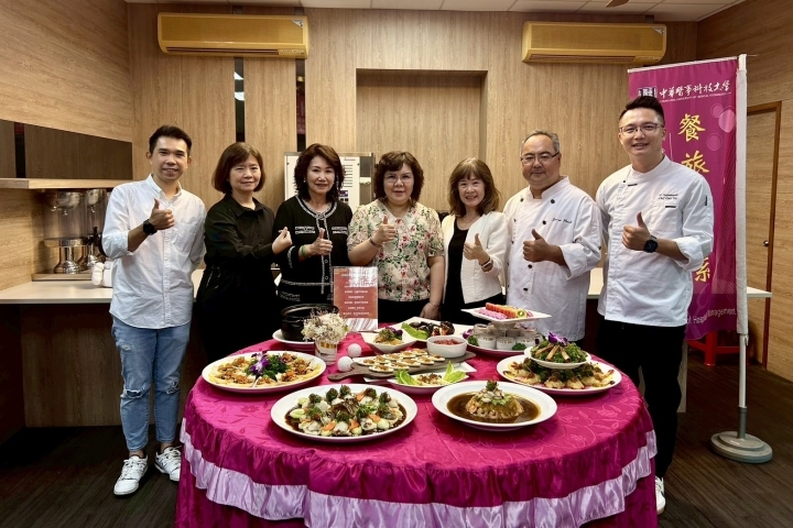 中華醫大餐旅系挑選優秀選手作品,由謝仁哲及黃裕文師生團隊將選手AI智慧菜單化為滿桌宴客菜餚
