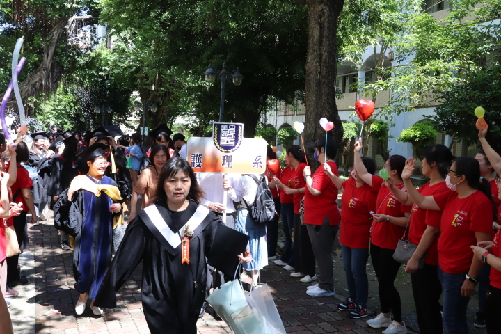 中華醫大畢業生循例在師長的引領下進行校園巡禮，各系師生沿著巡禮路線歡呼祝福