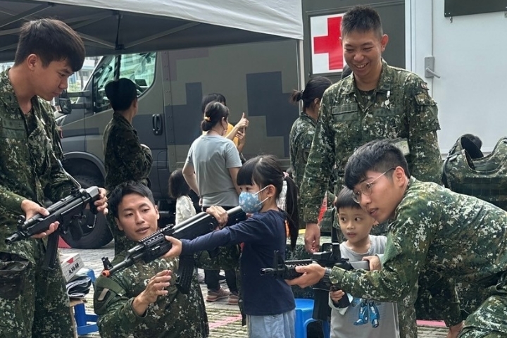 中華醫大「全民國防教育週」活動,師生體驗不同軍種防衛演練參與體驗