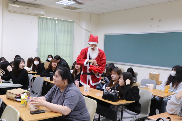 中華醫大舉辦聖誕驚喜快閃活動,3位副校長扮成聖延老人分送糖果被同學團團包圍