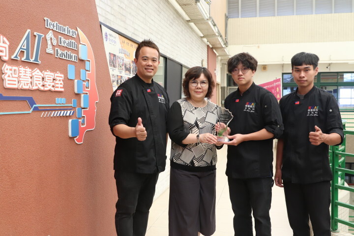 中華醫大餐旅系學生洪鈺閎（右一）、李帆畇（右二）在2025銀領新食尚銀養創新料理競賽中榮獲校園組總冠軍，李碧娥校長讚揚是華醫之光