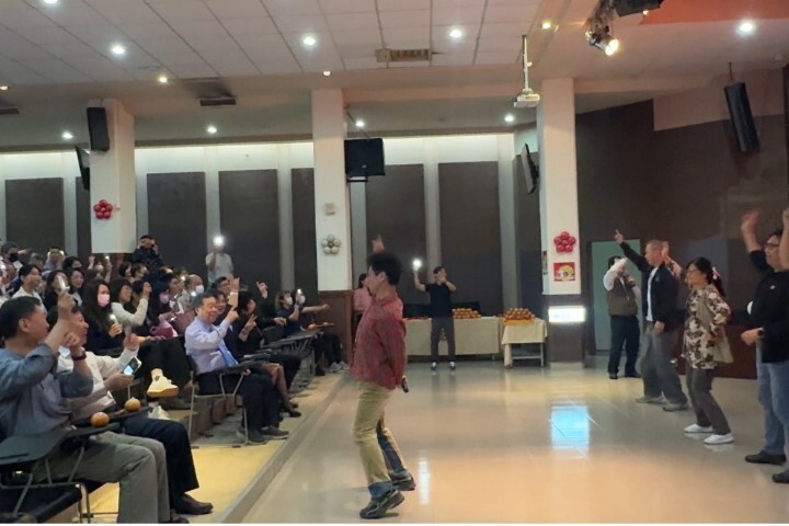 中華醫大新春團拜教職員工合唱「你是我的花朵」，相互祝福心花朵朵開