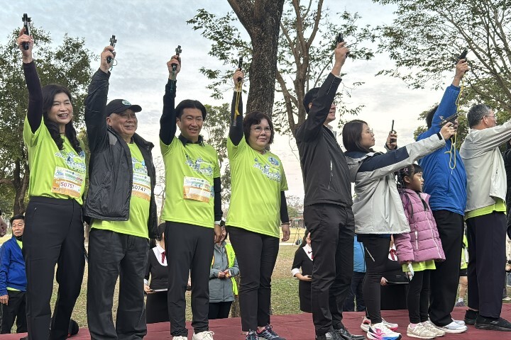 「2026臺灣國際馬拉松in臺南」比賽中華醫大臺南市校友會會長謝馨慧、董事長陳智文、全國校友總會會長王國贊、校長李碧娥(左二至左五)等受邀主持鳴槍