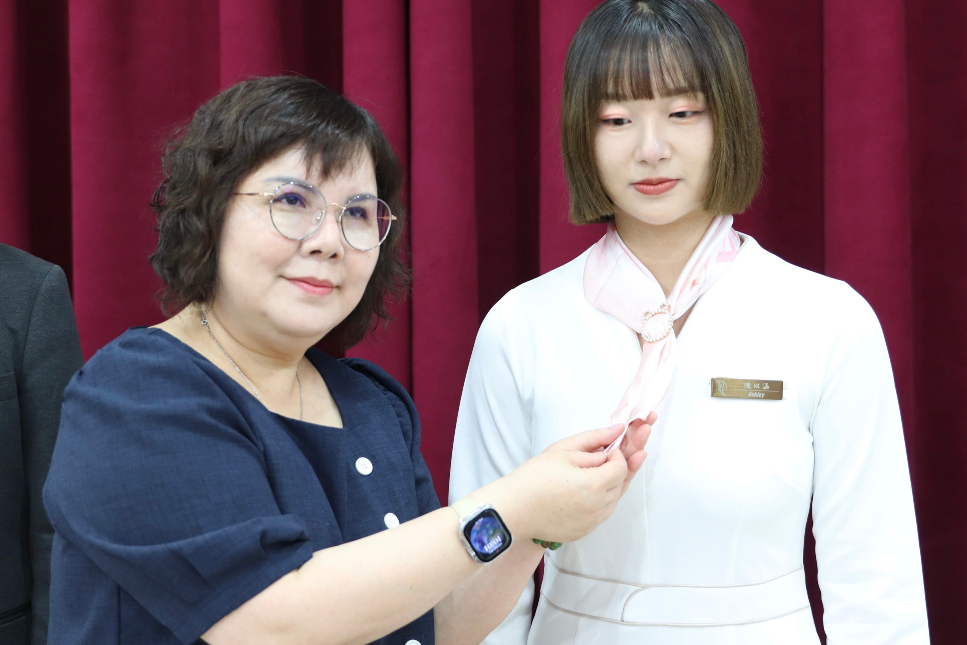 中華醫大生醫美容保健科系邀請李碧娥校長等貴賓親自為學生繫上彩色印花領巾完成儀式