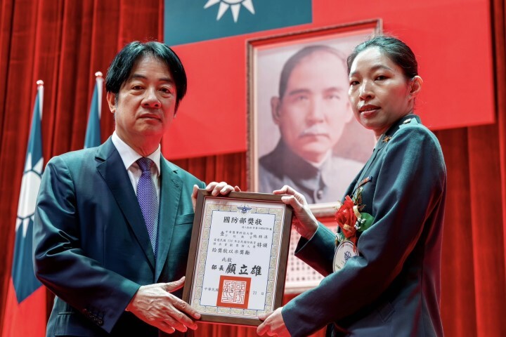 中華醫事科技大學施秝淇教官推動全民國防教育卓越，榮獲個人獎殊榮，接受賴清德總統頒獎表揚