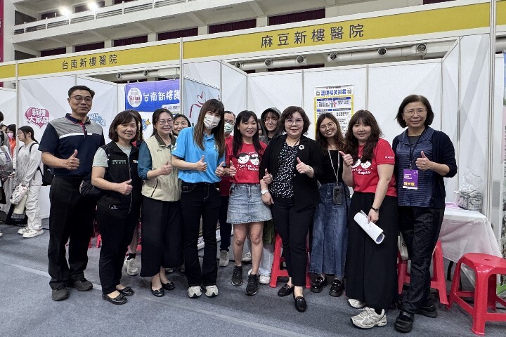 各醫院代表爭相與出身護理專業的李碧娥校長（右四）合影