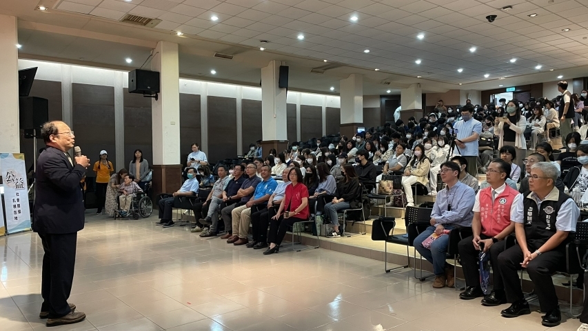 中華醫大校長孫逸民代表學校歡迎混障綜藝團蒞校演出，並期勉學生從團員的生命故事學習正向思考