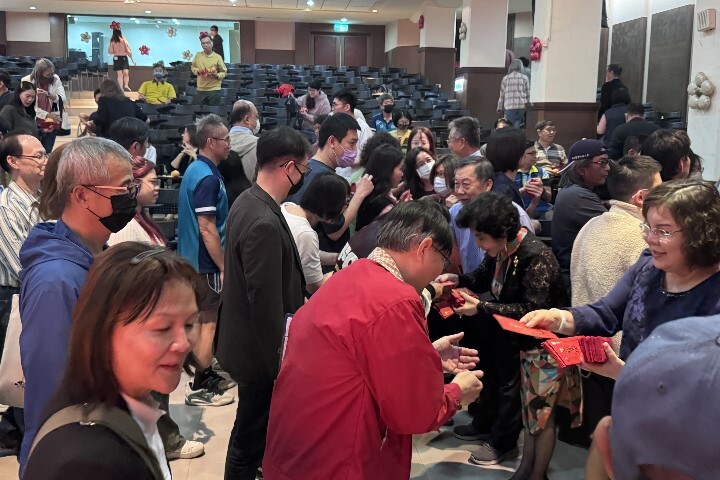 陳智文董事長偕同陳葉明容董事、鄭文達董事及李碧娥校長，發送400多份開運紅包和馬年紀念錢母給教職員工傳遞祝福，掀起活動高潮