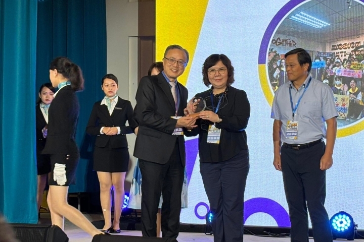 中華醫事科技大學榮獲教育部頒發113年度防制學生藥物濫用績優教育單位殊榮,李碧娥校長代表學校接受教育部學務特教司吳林輝司長頒獎