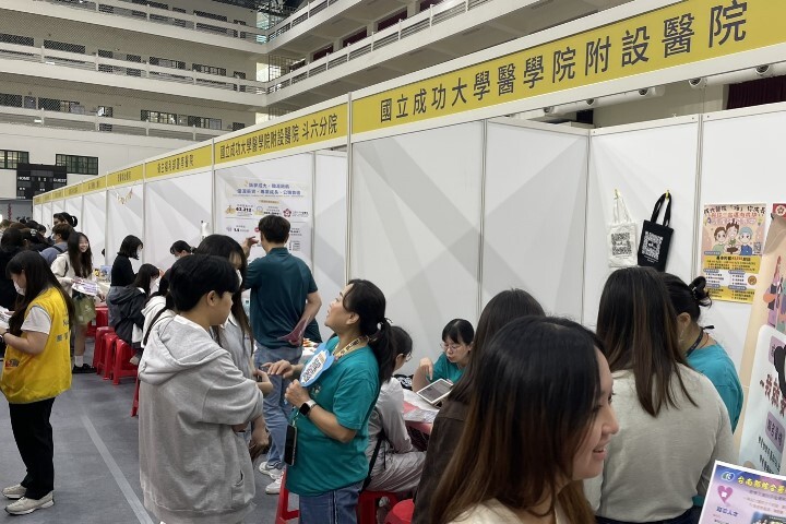 中華醫校園徵才就業博覽會來自全國各地醫院進駐搶才