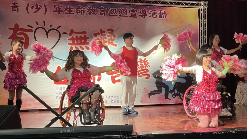 混障綜藝團團員精彩的演出贏得中華醫大師生熱烈掌聲