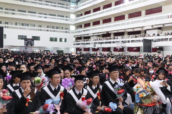 中華醫大畢業典禮，近二千位畢業生齊聚一堂