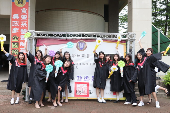 就要離開校園各奔前程，畢業生揪來同窗好友開心留影歡呼畢業