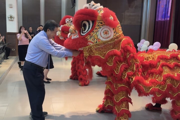 華醫大董事長陳智文致贈加菜金給國軍舞獅表達感謝