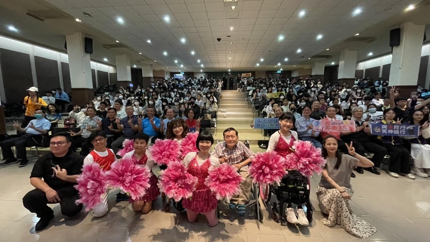 混障綜藝團團員與中華醫大近400名學生一起分享生命的故事