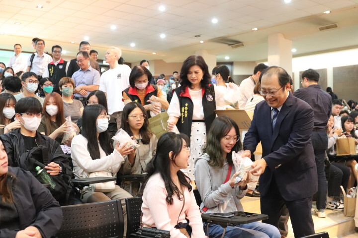 孫逸民校長(右)偕同家長會和校友會幹部發送包子和粽子給學生
