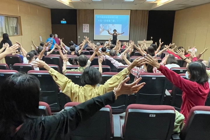 「身心樂活齊步走」系列講座針對不同主題邀請專業領域學者專家主講，為民眾帶來知識學習與身心靈成長的雞湯