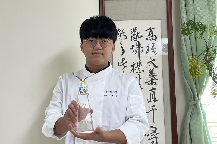 中華醫大餐旅系大一學生李帆畇剛滿18歲已取得16張專業技術證照，獲頒技職之光表揚