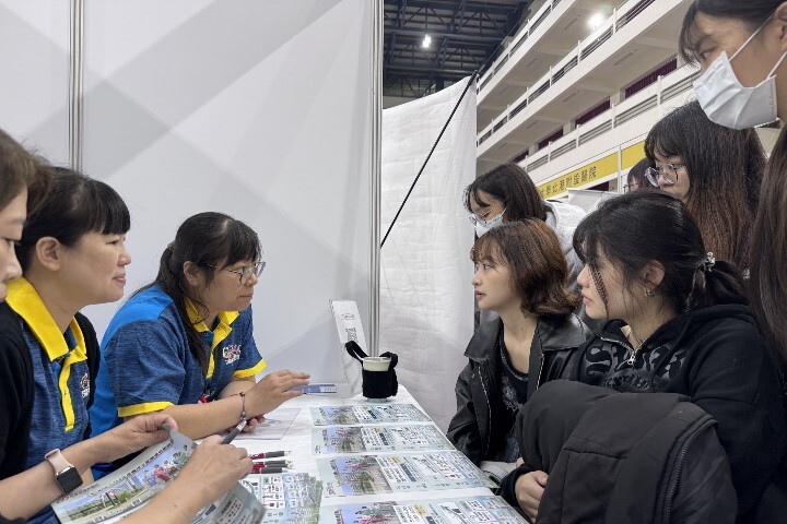 學生利用校園徵才就業博覽會直接和醫院面試