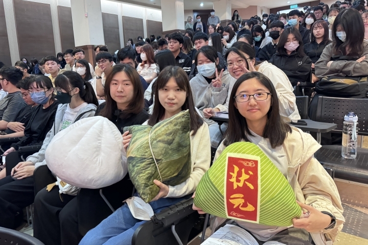 學生傳遞大包子和大粽子為自己許願國考包中