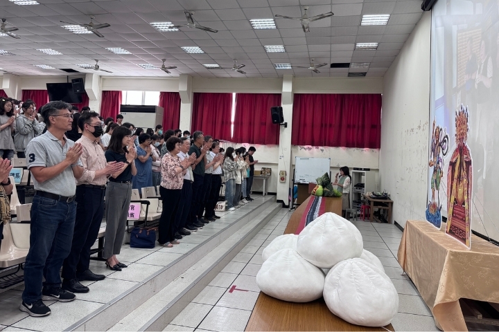 中華醫大應屆畢業生國考「包中」祈福活動,師長帶領全體應考生默禱祝願上榜。