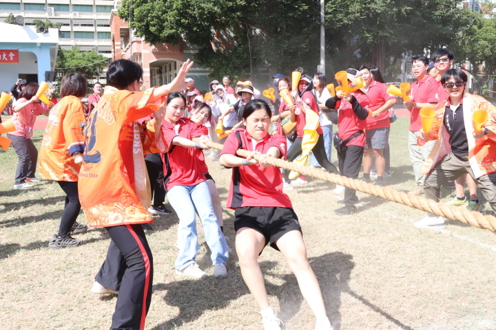 中華醫大校慶運動會學生在操場上上奮力進行拔河比賽