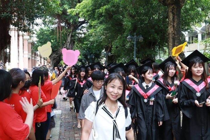 畢業生校園巡禮師長和學弟妹夾道歡呼揮手送祝福。