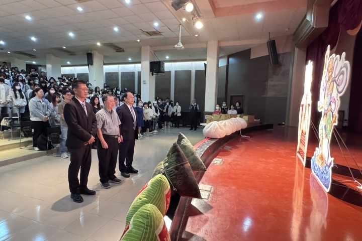 中華醫大為應屆畢業生舉辦國家考試「包中」祈福許願活動，孫逸民校長、陳智文董事長、家長會黃民杰會長帶領學生向文昌帝君和魁星爺立牌默禱金榜題名