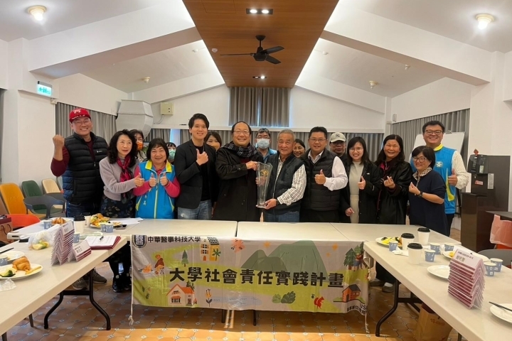 中華醫大校長孫逸民(前排左五)把2024國際宜居社區銅牌獎的榮耀交給白河草店社區發展協會總幹事吳長庚((前排右五)