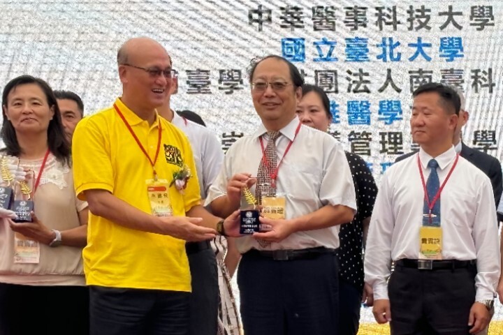 中華醫大推動防制學生藥物濫用績效卓著,孫逸民校長(右三)代表接受教育部林騰蛟次長頒獎表揚
