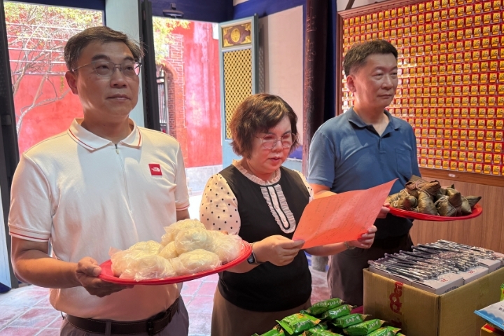 中華醫大校長李碧娥(中)等師長特地前往祀典武廟向五文昌帝君為學生祈願國考順利、高分上榜。