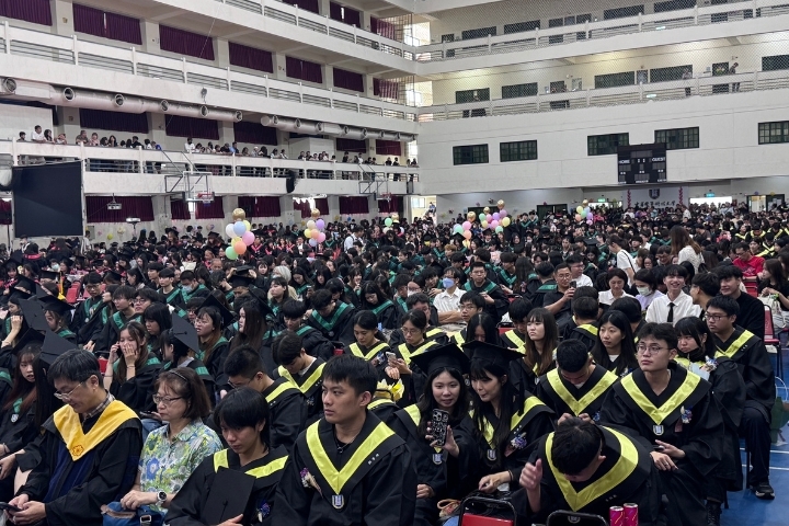 中華醫大畢業典禮近2千位畢業生集聚接受師長祝福。
