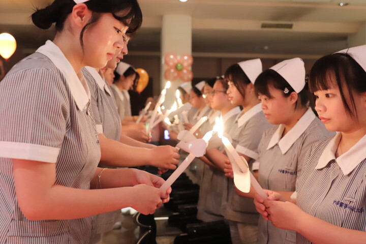 中華醫大護理系加冠典禮，全體加冠生以接力方式點燃手中的蠟燭薪傳南丁格爾濟世救人的精神