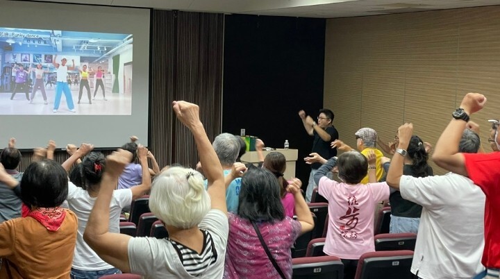 3.「與身心健康有約」系列講座，講者和民眾近距離互動，提升知識充電效益。