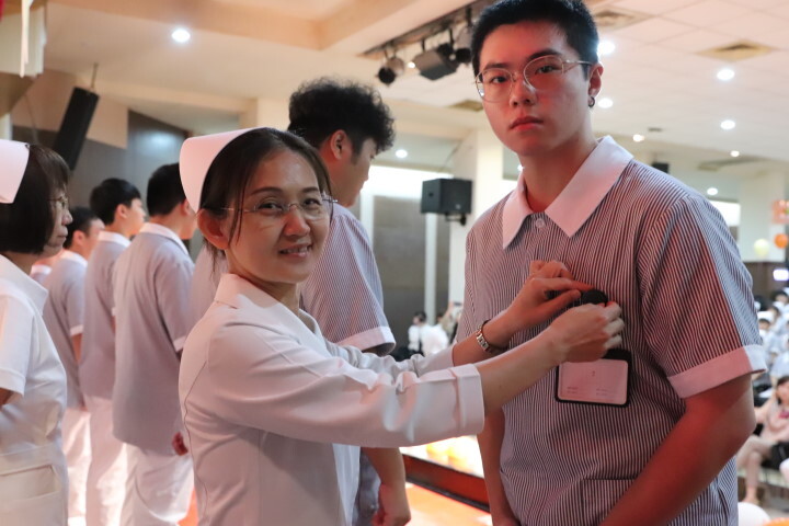 中華醫大護理系加冠典禮男護生接受老師別上名牌