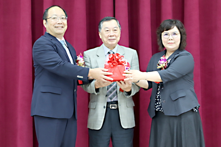 中華醫事科技大學第10任校長交接典禮由董事長陳智文擔任監交人，卸任校長孫逸民(左)交接印信給新任校長李碧娥