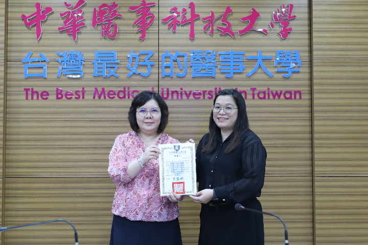中華醫大李碧娥校長(左)代表學校致贈感謝狀給禾韻生醫公司代表,產學攜手啟動失智症精準檢測計畫