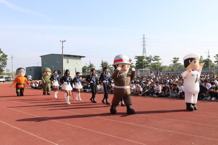 國軍砲兵訓練指揮部及南部國軍人才招募中心結合學生社團為中華醫大校慶運動會帶來儀隊和大頭娃娃兵表演