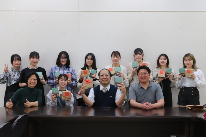 日本足利大學師生到中華醫大進行為期半個月的臺日健康照顧文化共享研習活動,孫逸民校長(前排右二)代表學校歡迎