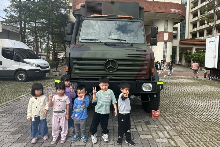 中華醫大在校園舉辦「全民國防教育週」活動,吸引大小朋友參觀