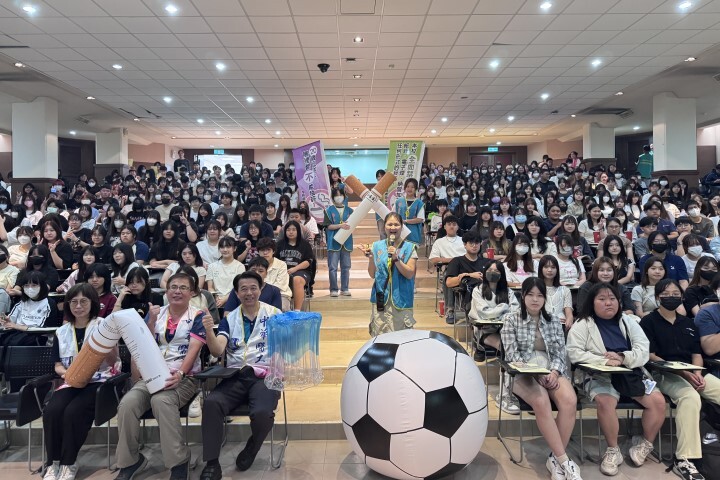 中華醫事科技大學新生訓練進行有趣的菸害和毒品的防治傳接互動