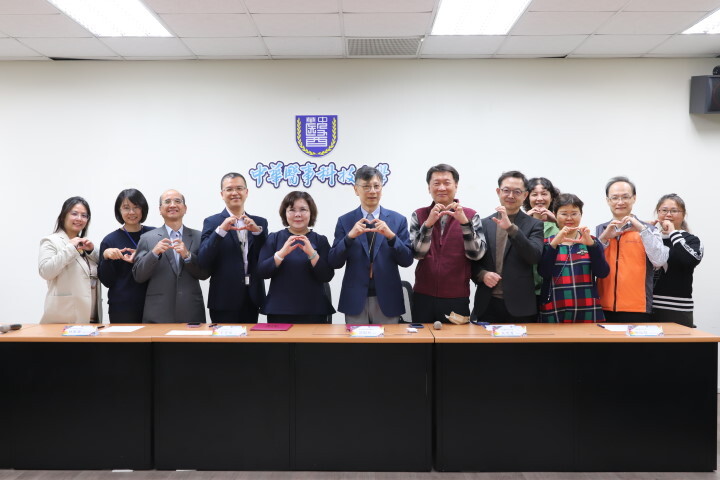 中華醫大與新營醫院主管團隊出席簽約結盟儀式,期許成為彼此的優良夥伴,共同培育醫護人才與推動學術研究