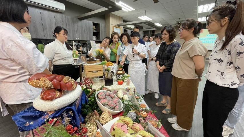 中華醫大烘焙技能訓練班學員向李碧娥校長等介紹成果展各種烘焙作品