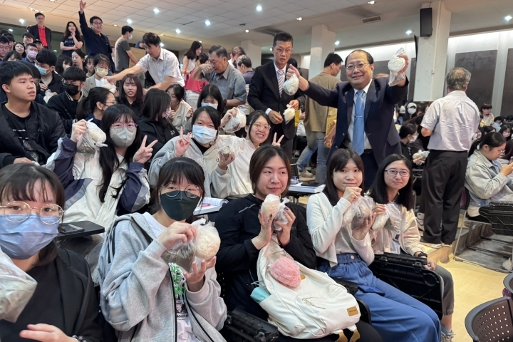 孫逸民校長等師長分送包子和粽子給每一位學生，象徵國家考試包中
