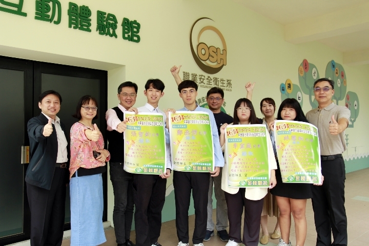 中華醫大環境與安全衛生工程系專題研究應屆畢業生表現亮眼,全部錄取國立大學碩士班,與指導教授劉保文、郭益銘(左二、三)及系上師長分享喜悅及表達感謝