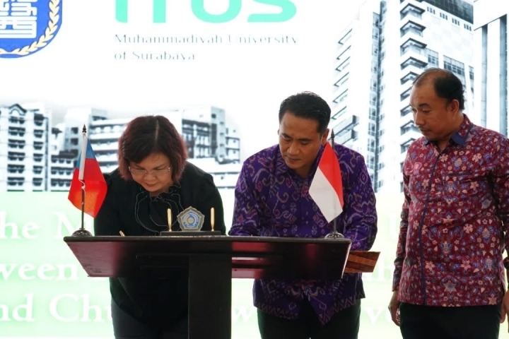 中華醫大校長李碧娥博士(左)和穆罕默德大學校長Dr. Mundakir, S.Kep., Ns., M.Kep.(中)代表兩校簽署合作備忘錄