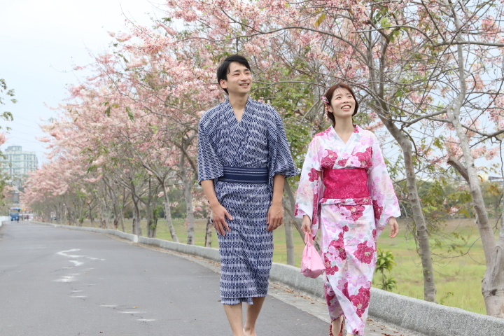 中華醫大相鄰的仁德滯洪池北堤岸花旗木盛開,來自日本的野口英佑夫妻穿日本傳統服飾賞花旗木,慰藉思鄉之情